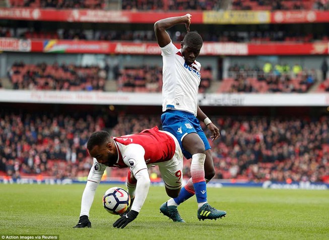 Tranh cãi Lacazette dùng tay ôm bóng, Arsenal hưởng 11m