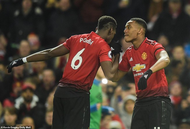 Thắng khó Everton, MU vào... top 8 Premier League