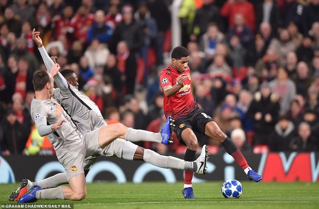 Real Madrid thắng thuyết phục, Man United may mắn vượt cửa hẹp