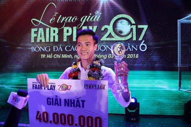 Văn Toàn và nghĩa cử tuyệt vời sau khi giành cú đúp Fair Play