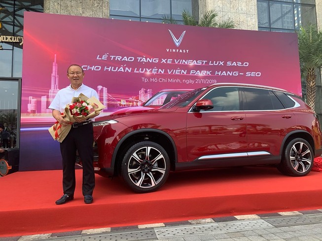 Thầy Park 'khoe' bằng lái ô tô VN trong lễ tặng xe của VinFast