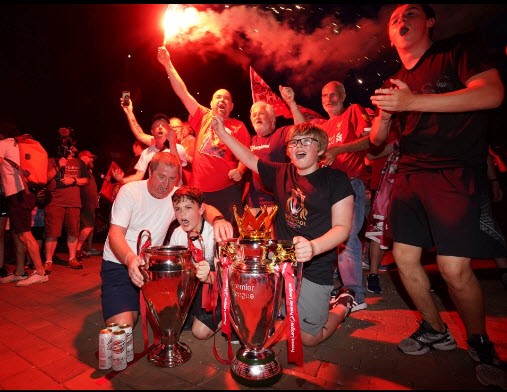 Bất chấp dịch COVID-19, fan Liverpool vẫn đổ ra đường ăn mừng