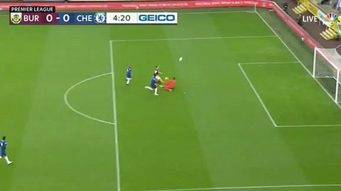 VAR đứng hình giúp Chelsea và Mendy, CĐV chỉ trích dữ dội