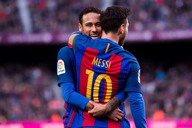 Sau Ronaldo, PSG liên hệ với cha của… Messi