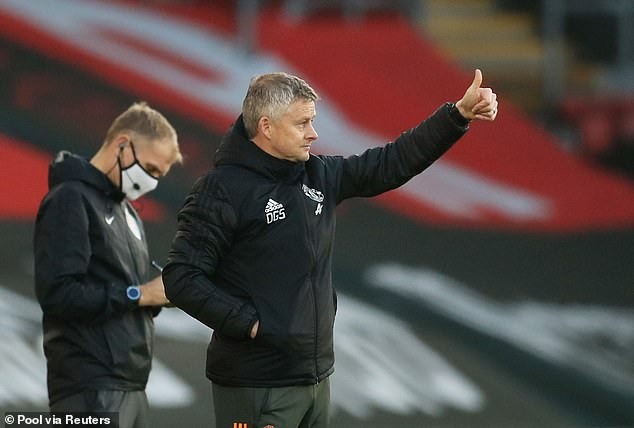 HLV Solskjaer nói gì về người hùng Cavani của MU?