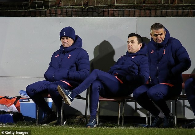 Mourinho (trái) khó chịu vì các trận đấu của Tottenham bị hoãn. ẢNH: GETTY
