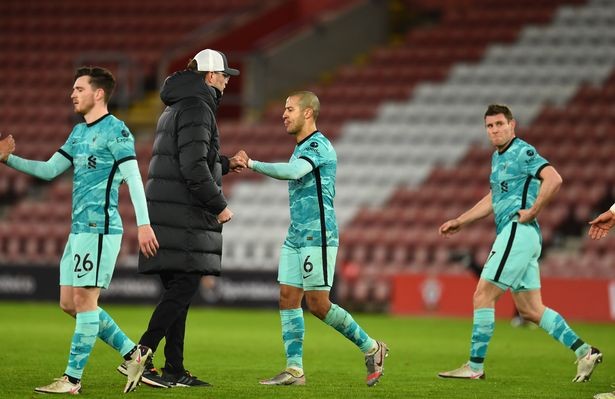 Toàn đội Liverpool tổ chức cuộc họp khẩn trước cuộc đối đầu với MU. ẢNH: GETTY
