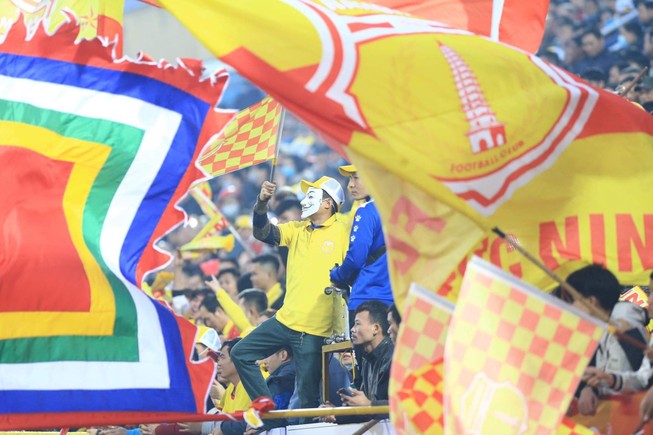 Các CĐV Nam Định cổ vũ cuồng nhiệt cho đội nhà trong trận khai mạc V-League 2021. ẢNH: NGỌC DUNG