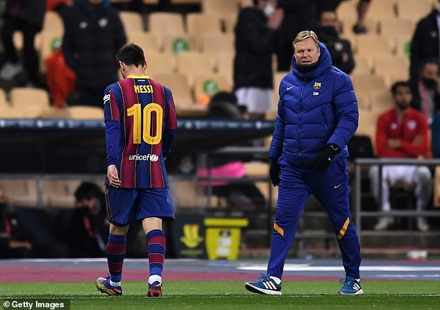 Messi cúi đầu đi qua Koeman sau khi nhận thẻ đỏ. ẢNH: GETTY