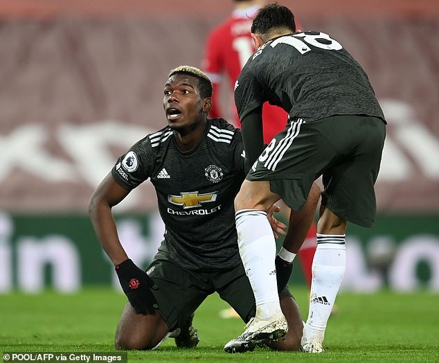 Bruno an ủi đồng đội sau tình huống bỏ lỡ cơ hội của Pogba. ẢNH: GETTY