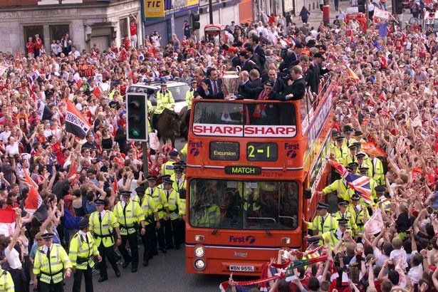 Manchester United diễu hành ăn mừng cú ăn ba lịch sử năm 1999. ẢNH: REUTERS