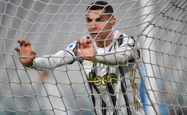 Ronaldo gặp "bế tắc" ở khả năng sút phạt. ẢNH: DAILY STAR