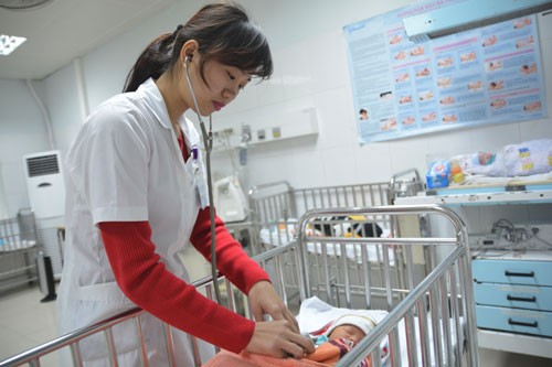 Sưởi than chống rét, bé 18 tháng tuổi tử vong, 4 người nguy kịch