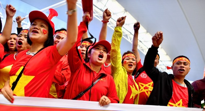 Cổ động viên ùn ùn ra sân bay sang Malaysia cổ vũ đội tuyển