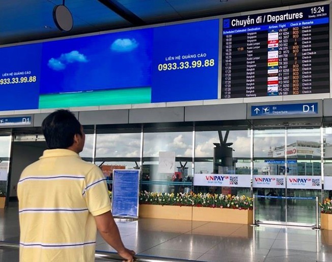Sân bay 'im lặng', khách ít nhỡ chuyến hơn lúc phát loa