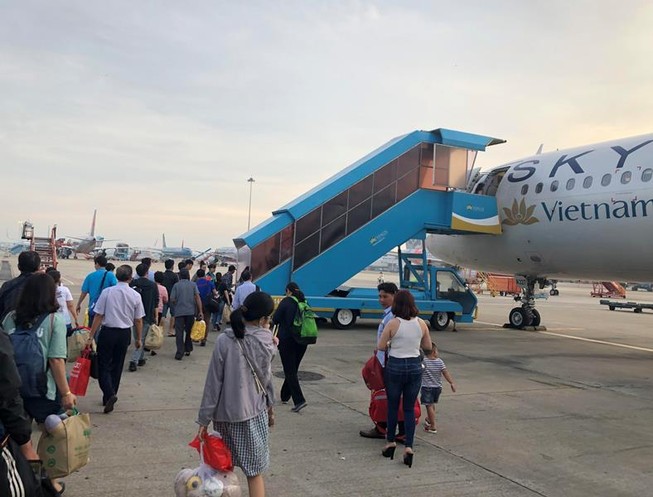 Khách bay giữa Hà Nội - TP.HCM có lối lên máy bay riêng