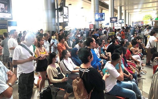 Biển người đón Việt kiều về quê ăn tết chật kín sân bay