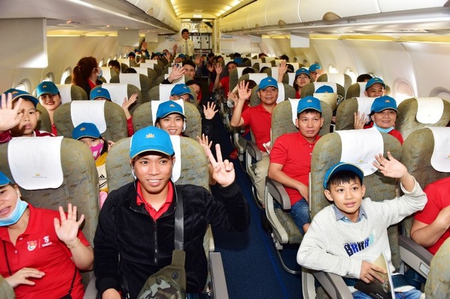 1.000 công nhân tiêu biểu được tặng vé máy bay về tết
