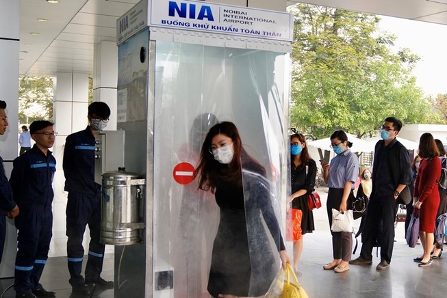 Kỹ sư sân bay Nội Bài lắp buồng khử khuẩn toàn thân