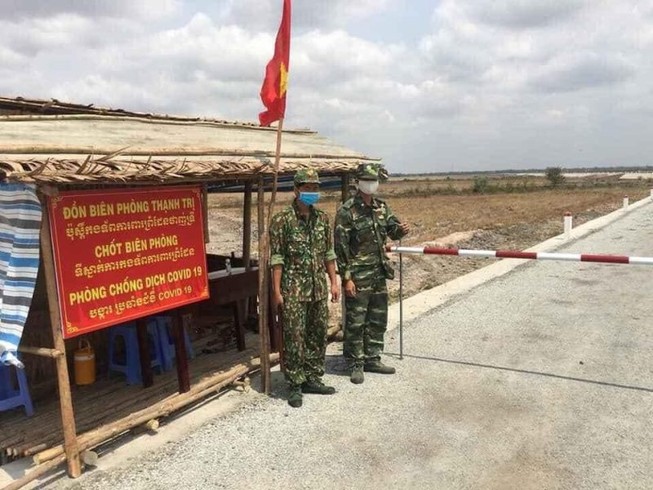 Lính quân hàm xanh căng mình chống dịch tuyến đầu biên giới