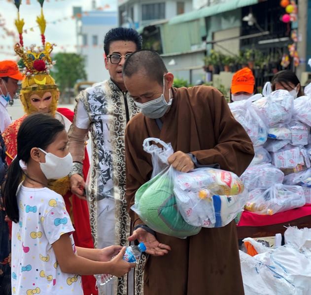 Chùa dạy miễn phí 6 ngoại ngữ, phát gạo cho người nghèo