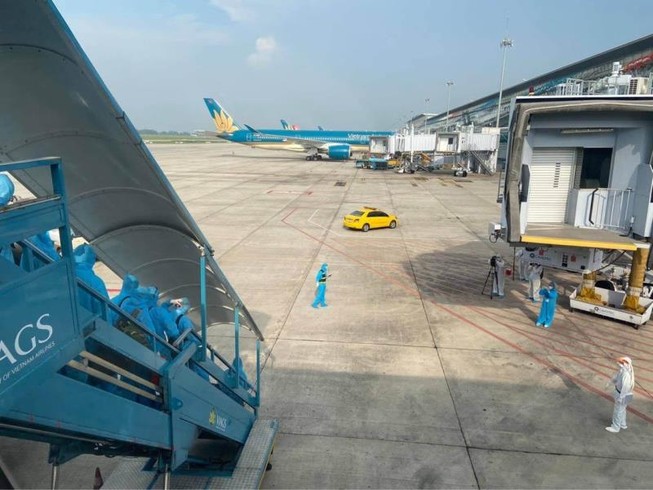 Cận cảnh chuyến bay đưa 129 lao động nhiễm COVID-19 về nước