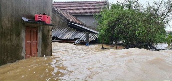 Quảng Bình: Nước chấm mái nhà, di chuyển dân ra trụ sở UBND xã