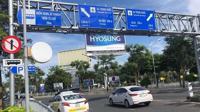 Ngày đầu sân bay Tân Sơn Nhất phân làn, tài xế còn lúng túng