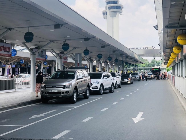 Đề nghị mở làn riêng để xe công nghệ đón khách ở Tân Sơn Nhất