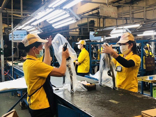 Phụ nữ làm việc nhiều nhưng thu nhập lại thấp hơn nam giới