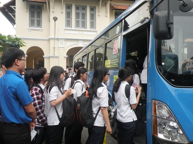 Học sinh TP.HCM đi xe buýt khám phá thành phố
