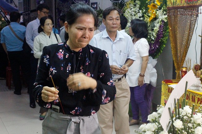 Dòng người thương tiếc vĩnh biệt đóa hoa mặt trời