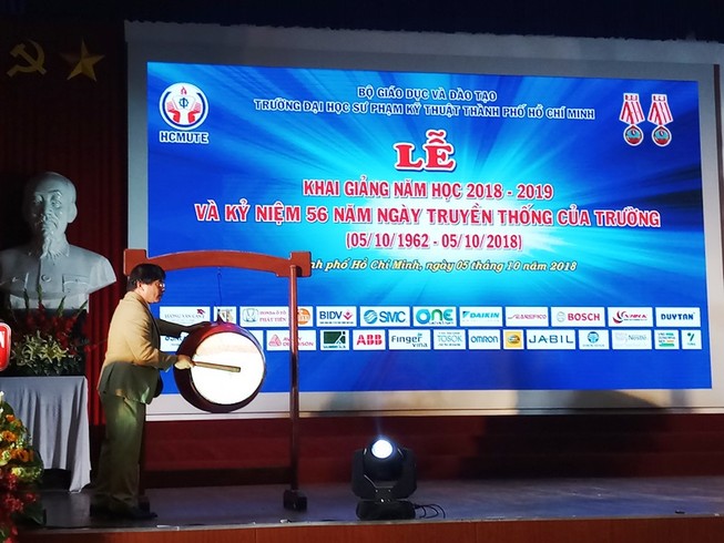 Đường sách cạnh trường ĐH Sư phạm kỹ thuật TP.HCM