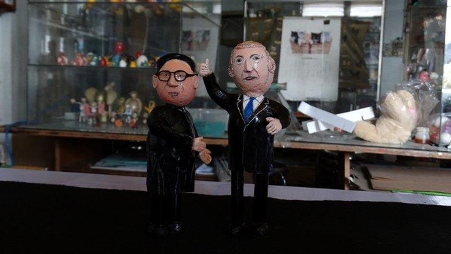 Thầy giáo tạo hình 2 lãnh đạo Trump và Kim bằng vỏ trứng