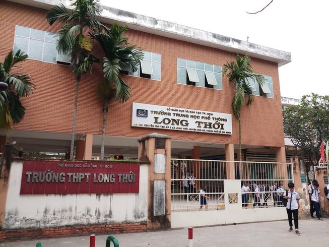 Ném vở học sinh, cô giáo 'im như thóc' lại bị đình chỉ