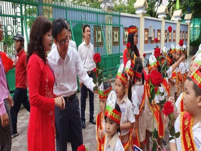 Phó Thủ tướng Vũ Đức Đam dự lễ khai giảng tại trường Tiểu học Lê Văn Tám (quận 7). Ảnh: Giaoducthoidai
