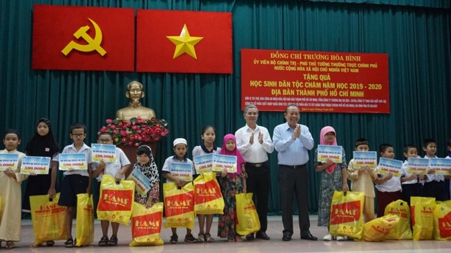 Phó thủ tướng tặng 500 suất học bổng cho học sinh dân tộc Chăm