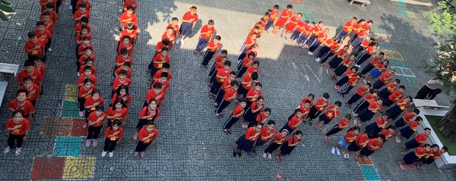 Học trò xếp thành dòng chữ: Tôi yêu Việt Nam. Ảnh: NTCC