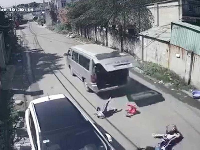 3 học sinh rơi khỏi xe đưa rước tại Đồng Nai. Ảnh: cắt từ clip