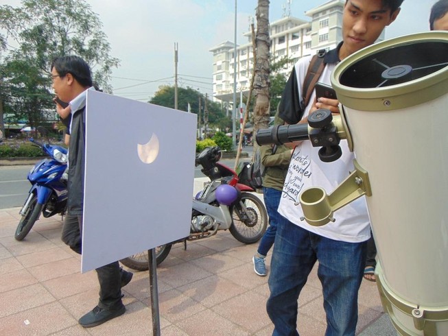 Sinh viên thích thú xem nhật thực cuối cùng của thập kỷ