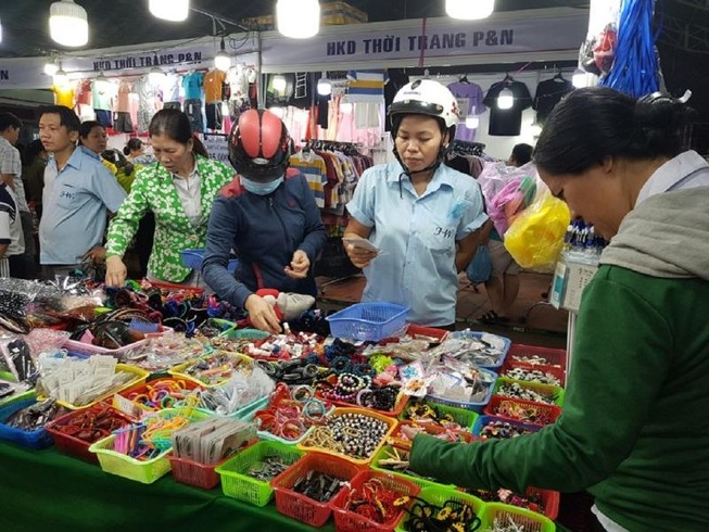 TP.HCM: Hàng ngàn công nhân tham gia phiên chợ nghĩa tình