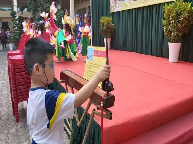Học sinh tiểu học khám phá nhạc cụ dân tộc