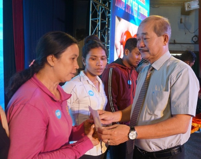 Vòng tay yêu thương hỗ trợ công nhân bị bệnh hiểm nghèo