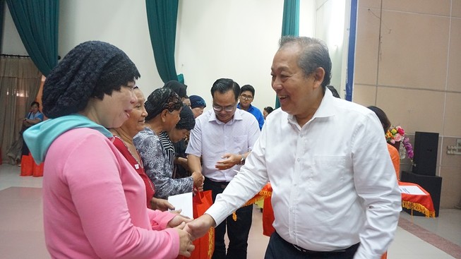 Phó Thủ tướng Trương Hòa Bình trao quà tết cho đồng bào Chăm