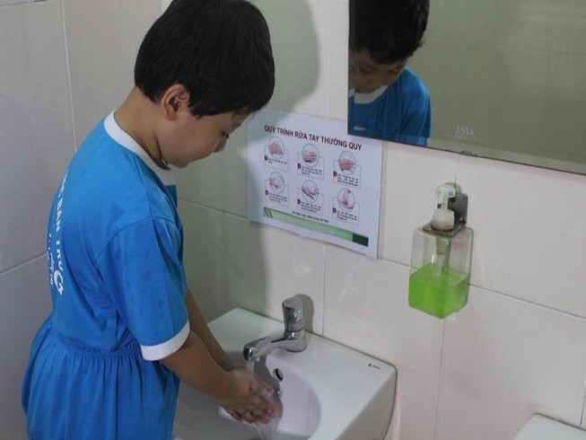 Học sinh trường tiểu học Kim Đồng rửa tay sạch sẽ sau khi đi vệ sinh