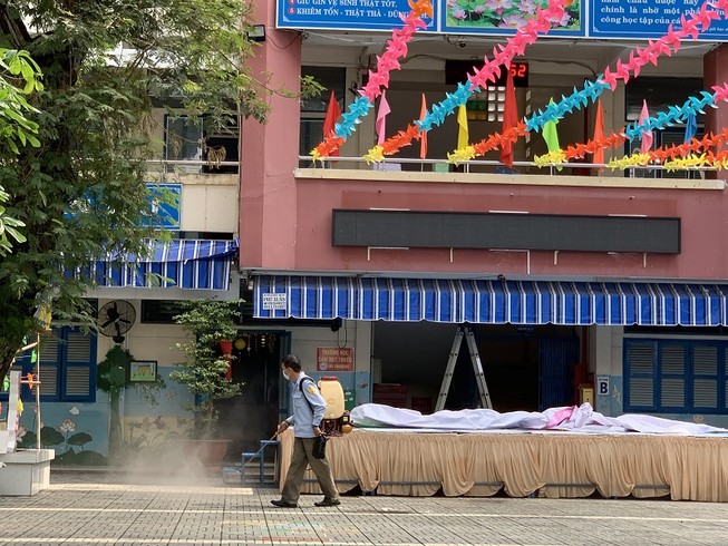Trường Tiểu học Nguyễn Thị Minh Khai phun thuốc sát khuẩn
