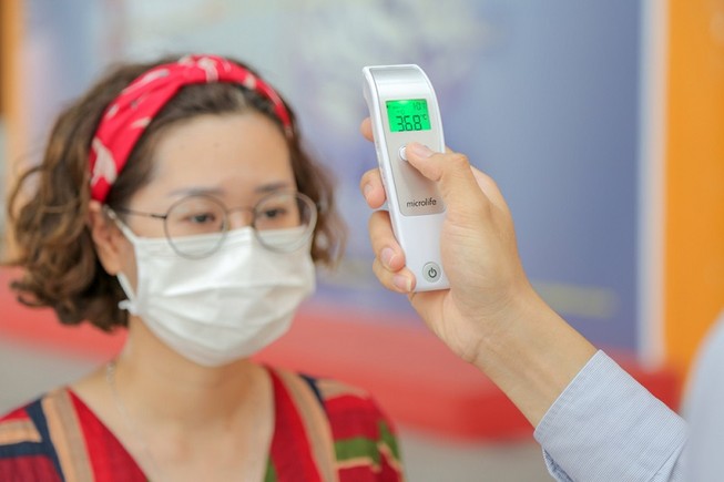 Trường Đại học Văn Lang đã trang bị máy đo thân nhiệt tại các cơ sở nhằm kiểm tra sức khỏe của sinh viên. Ảnh:website trường
