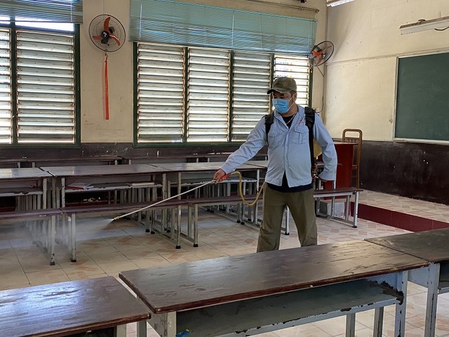 Trường THPT Trưng Vương, quận 1 phun thuốc sát khuẩn trước khi đón học sinh nhập học trở lại