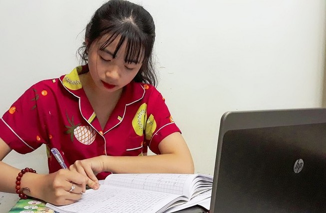 Học sinh trường THCS - THPT Đào Duy Anh học bài tại nhà