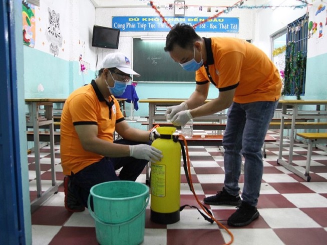 Trường học tổng vệ sinh, sát khuẩn trước khi đón học sinh đi học trở lại